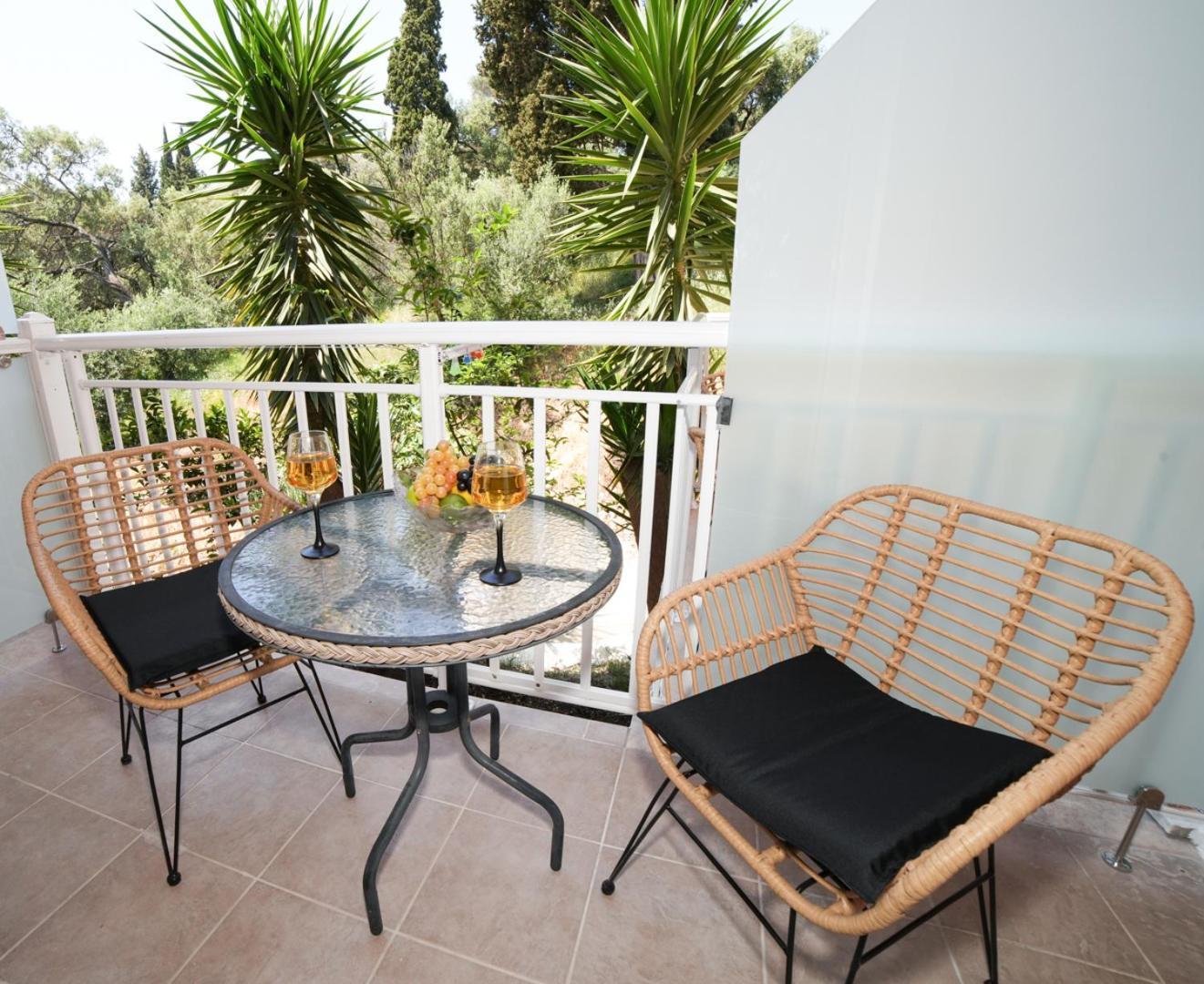 Angels Pool Studios And Apartments Палеокастрица Екстериор снимка